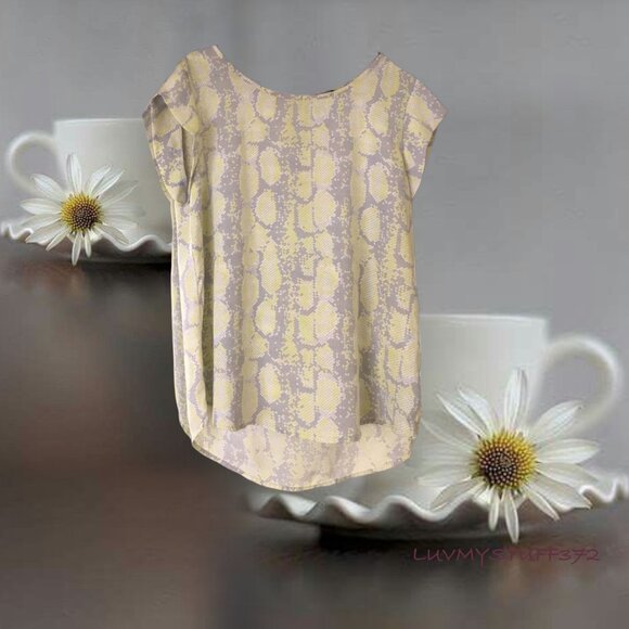Cute Carolina Bell Abstract Snakeskin Animal Print top with ruffle sleeve - Picture 1 of 13